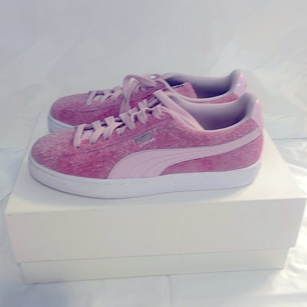 New without box fuzzy pink Puma tennis shoes. So cute to add to any collection.